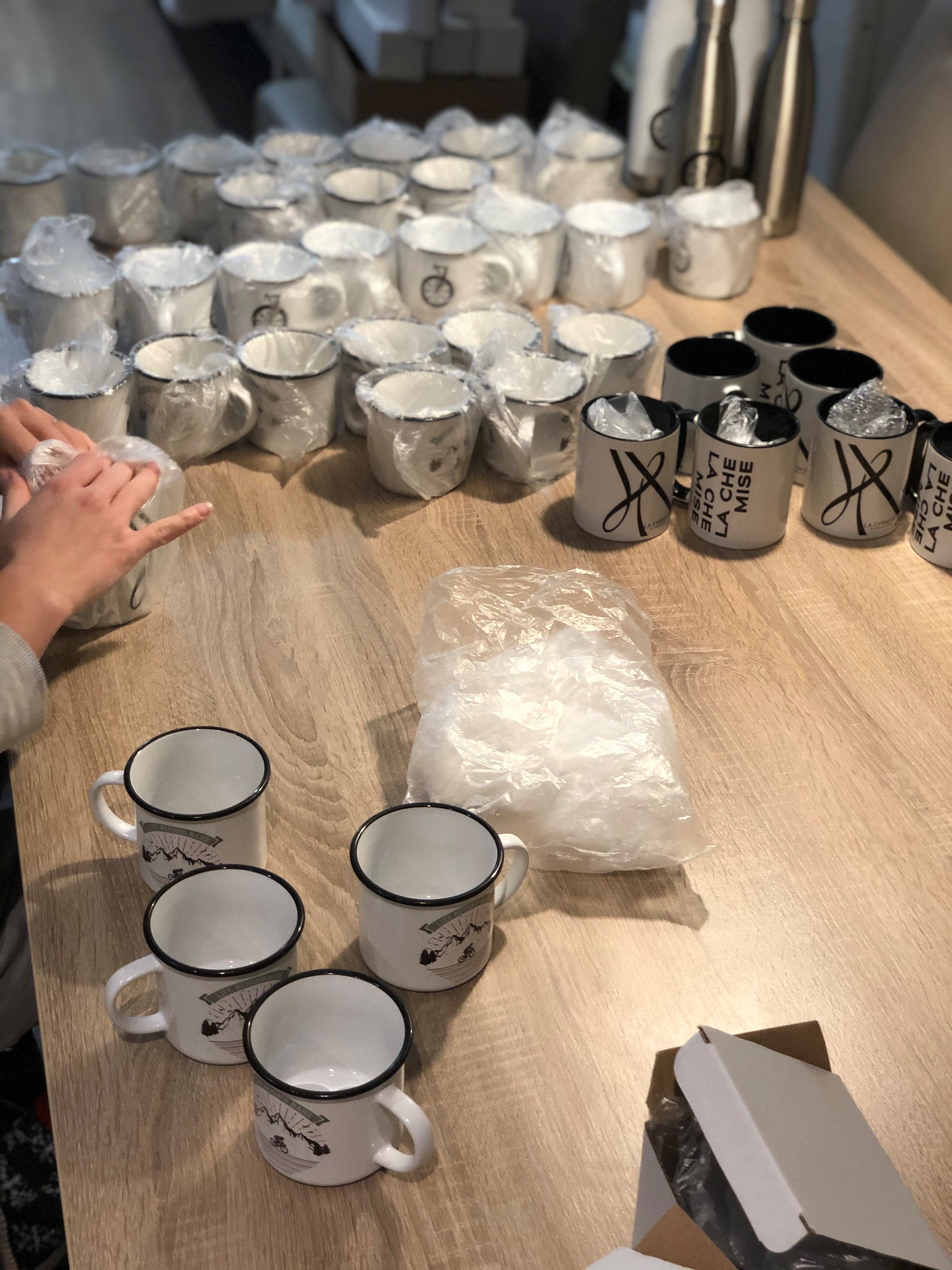 MUG ENAMAL - "WHEEL OF FORTUNE" (PAIR = 2 MUGS)